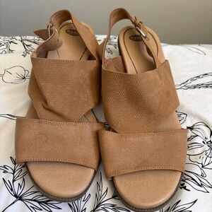 Dr. Scholls tan heeled sandals